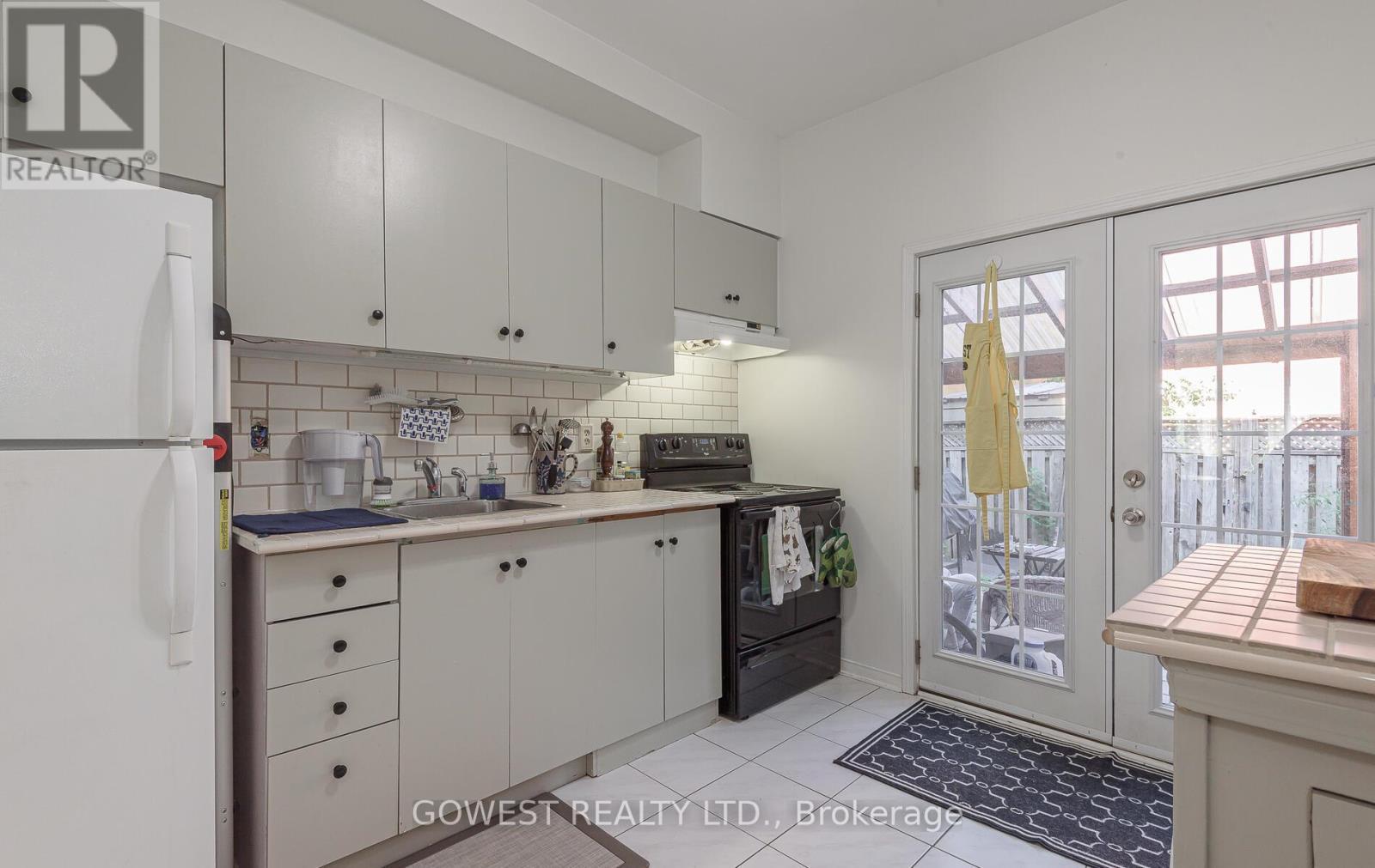 B - 1538 Dupont Street, Toronto, ON - Indoor Photo Showing Kitchen