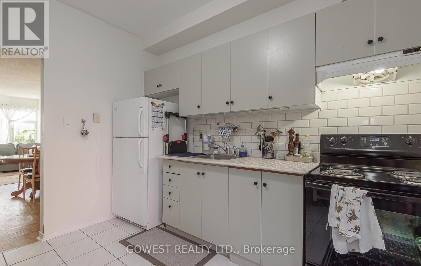 B - 1538 Dupont Street, Toronto, ON - Indoor Photo Showing Kitchen