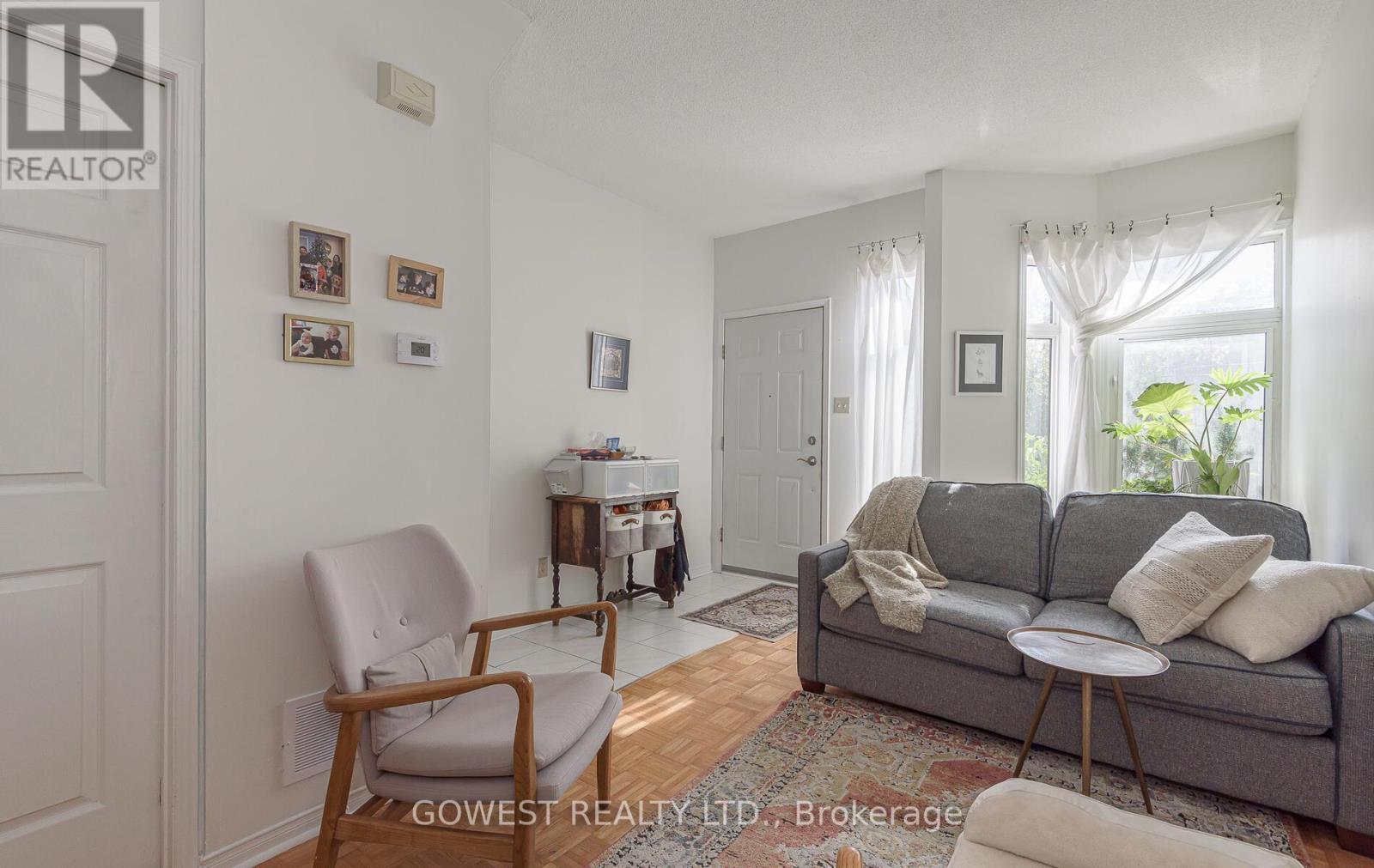 B - 1538 Dupont Street, Toronto, ON - Indoor Photo Showing Living Room