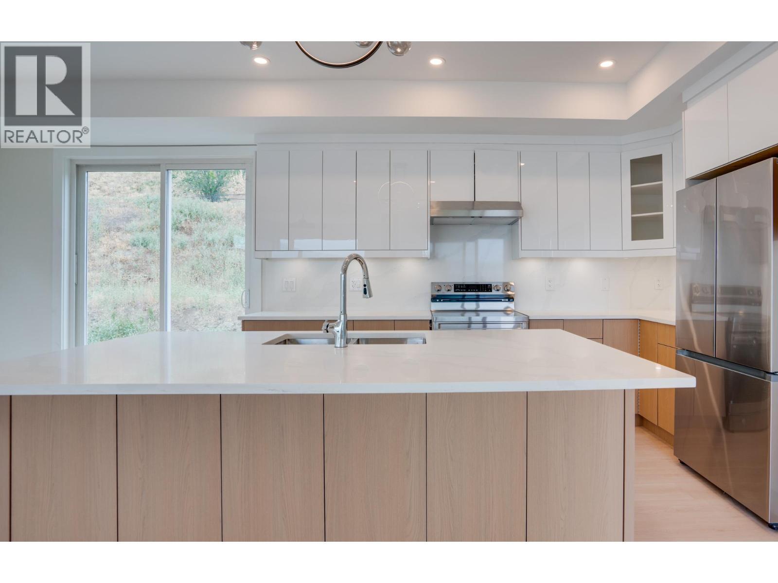 5705 Heritage Drive Unit# 5, Vernon, BC - Indoor Photo Showing Kitchen With Upgraded Kitchen