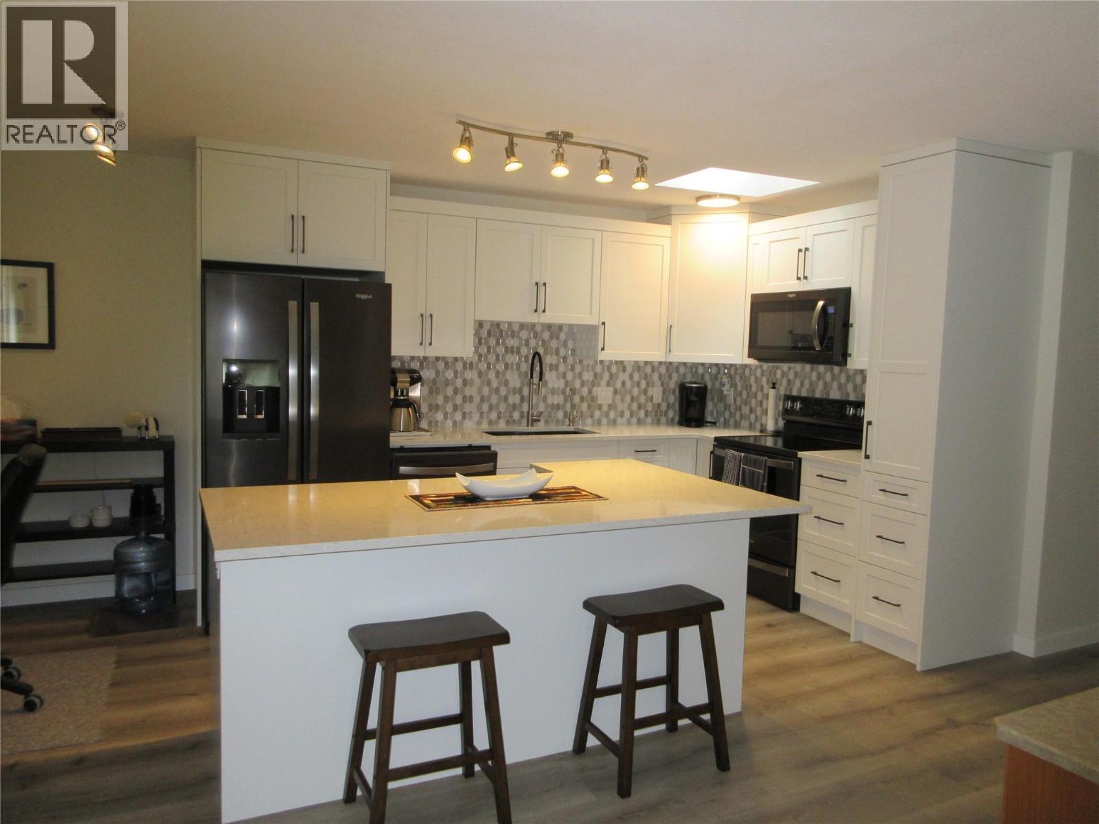 415 Commonwealth Road Unit# 3622, Kelowna, BC - Indoor Photo Showing Kitchen With Upgraded Kitchen