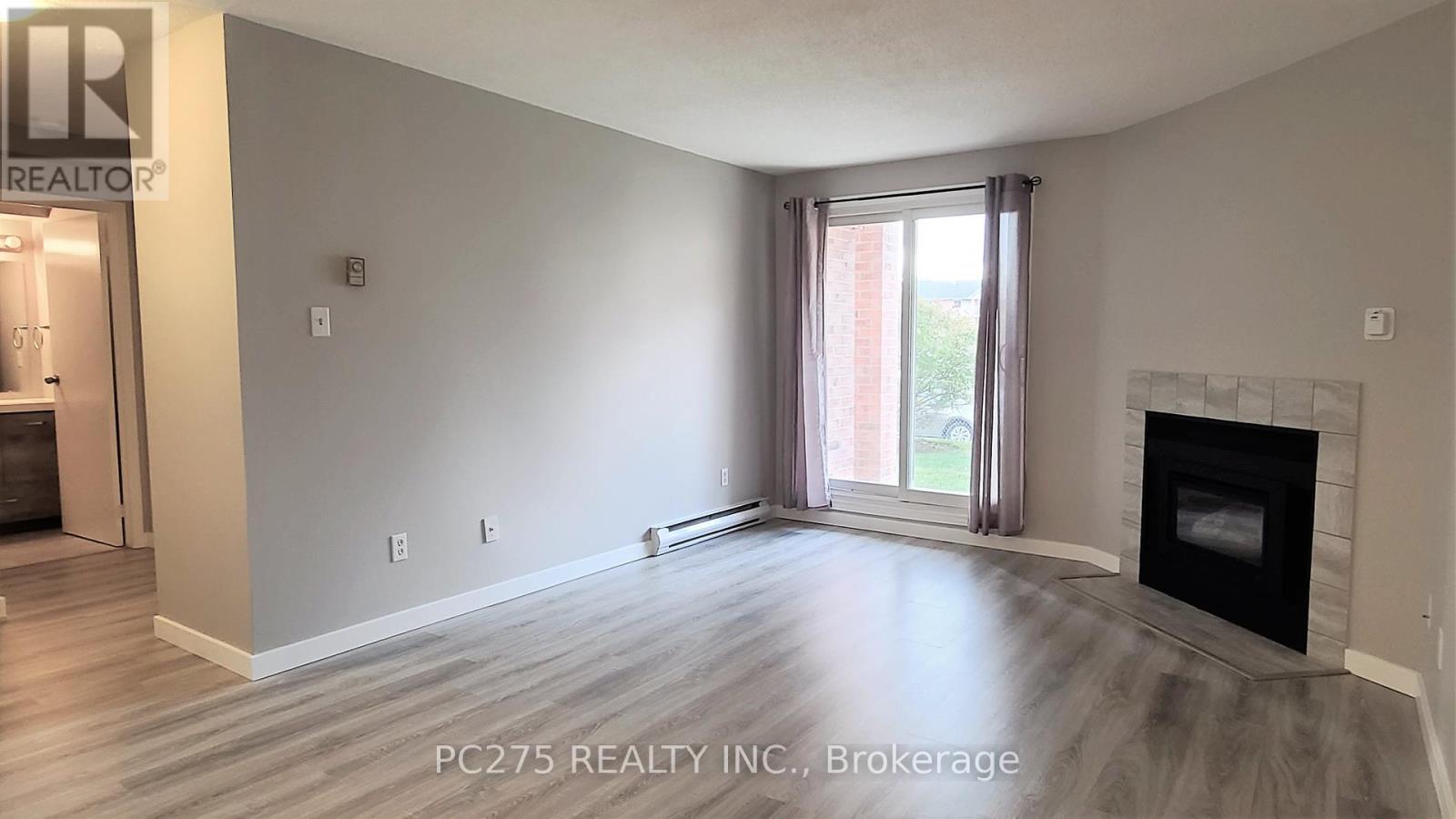 51 - 136 Conway Drive, London South (South X), ON - Indoor Photo Showing Living Room With Fireplace