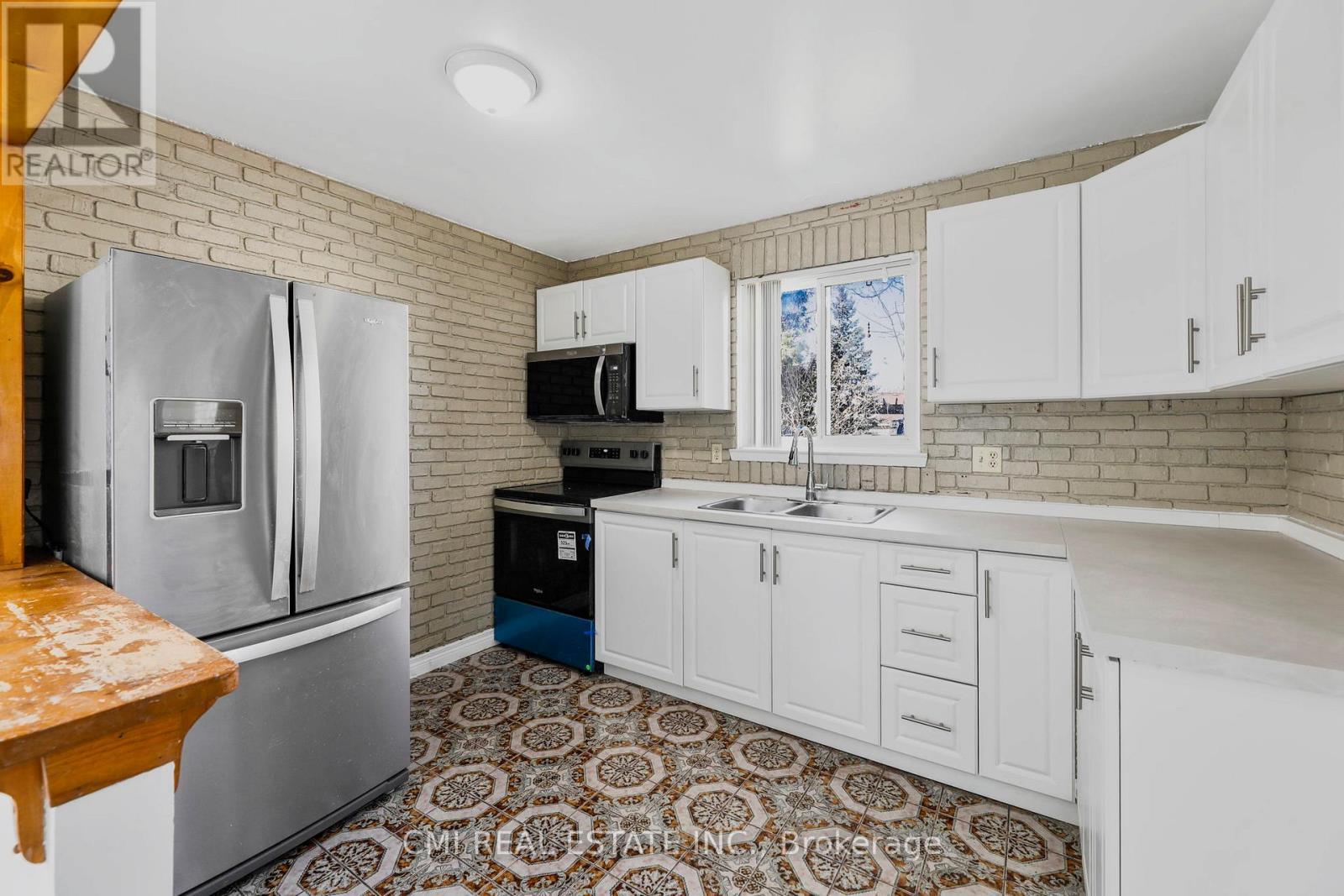 17 Maplestone Avenue, Sarnia, ON - Indoor Photo Showing Kitchen With Double Sink