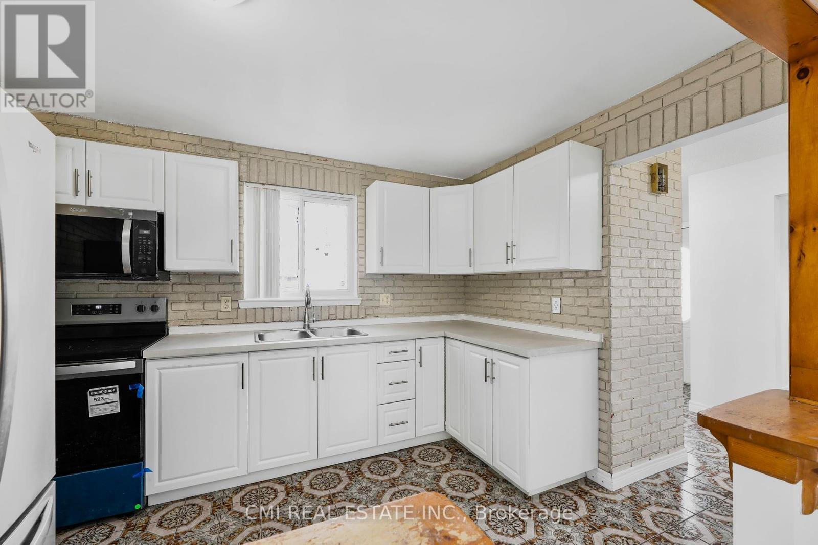 17 Maplestone Avenue, Sarnia, ON - Indoor Photo Showing Kitchen With Double Sink