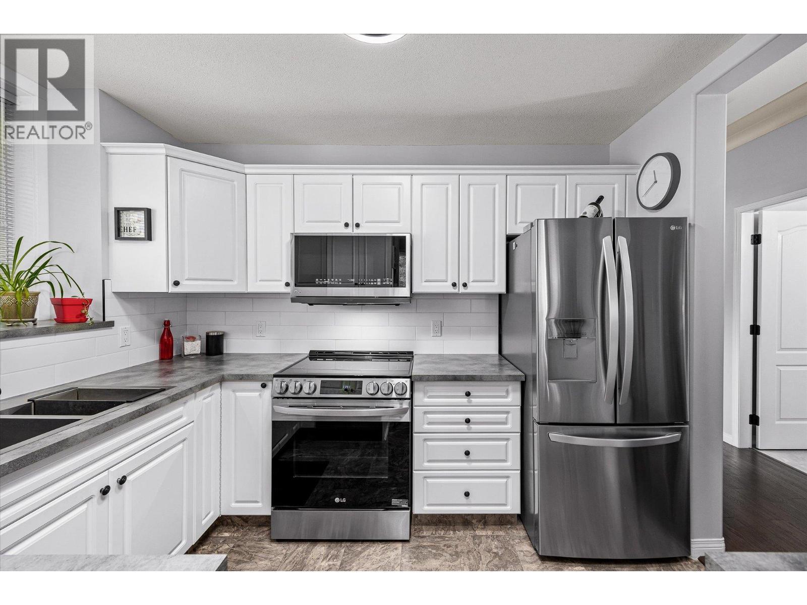 1964 Enterprise Way Unit# 115, Kelowna, BC - Indoor Photo Showing Kitchen With Double Sink
