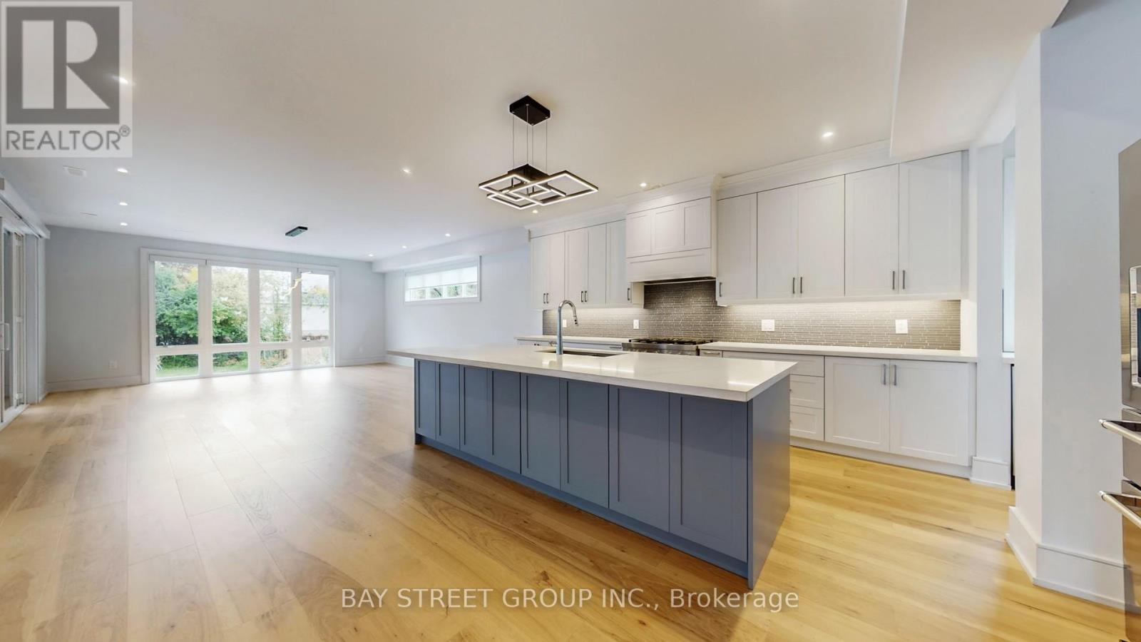 2267 Fifth Line W, Mississauga, ON - Indoor Photo Showing Kitchen With Upgraded Kitchen