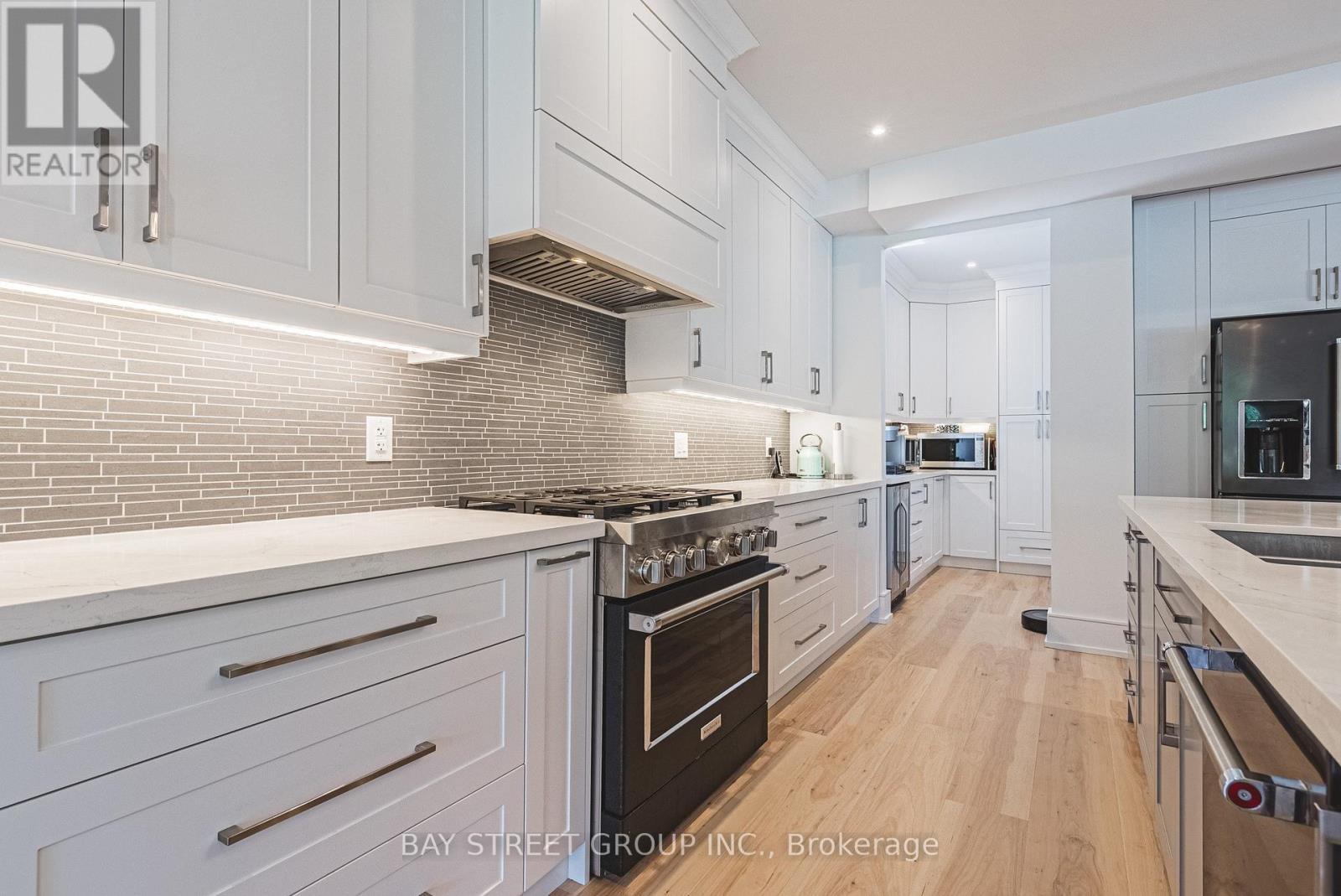 2267 Fifth Line W, Mississauga, ON - Indoor Photo Showing Kitchen With Upgraded Kitchen