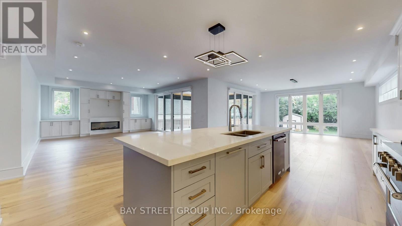 2267 Fifth Line W, Mississauga, ON - Indoor Photo Showing Kitchen With Double Sink With Upgraded Kitchen