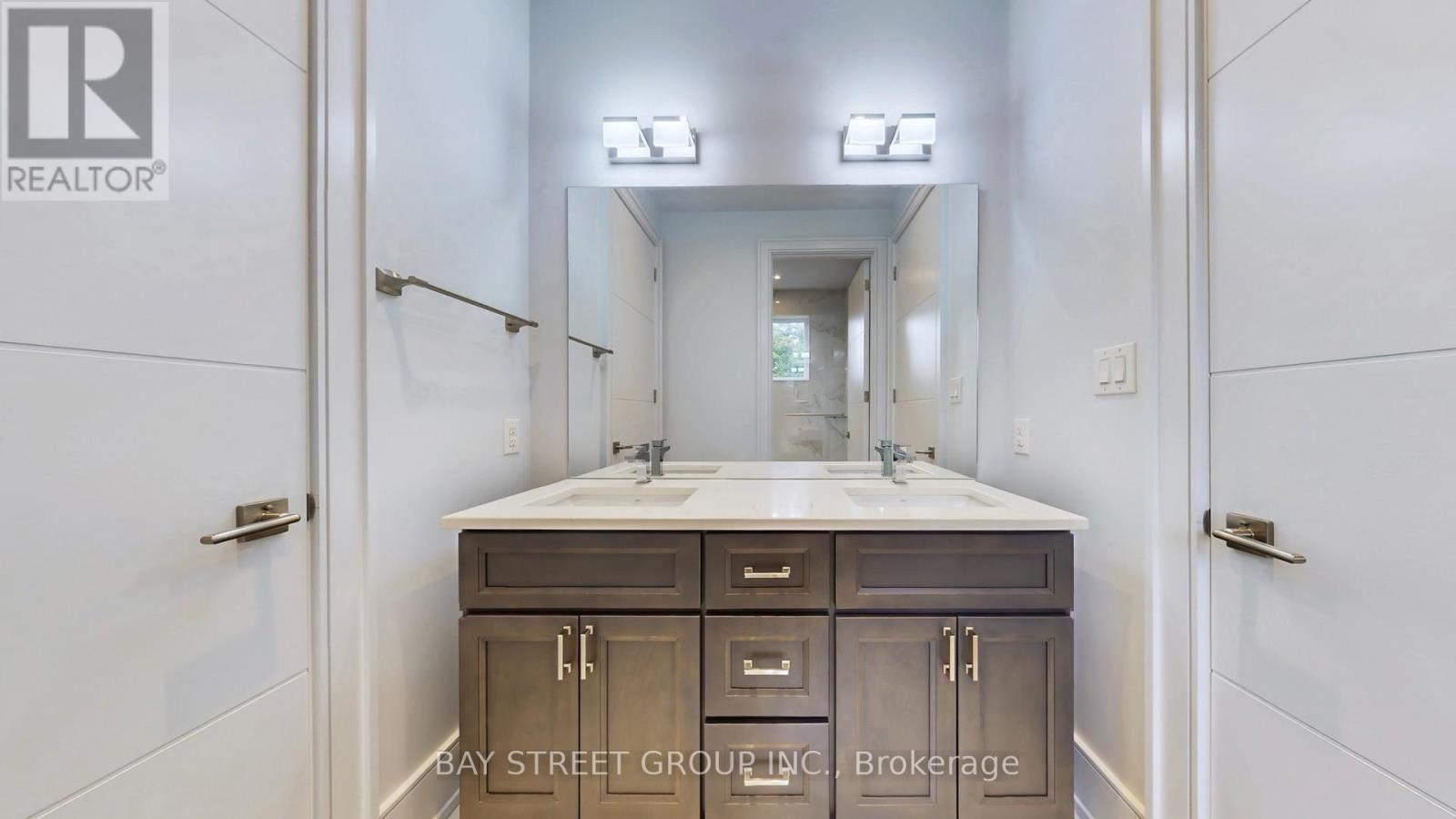 2267 Fifth Line W, Mississauga, ON - Indoor Photo Showing Bathroom