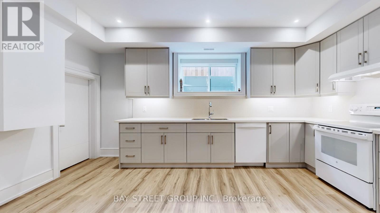 2267 Fifth Line W, Mississauga, ON - Indoor Photo Showing Kitchen With Double Sink