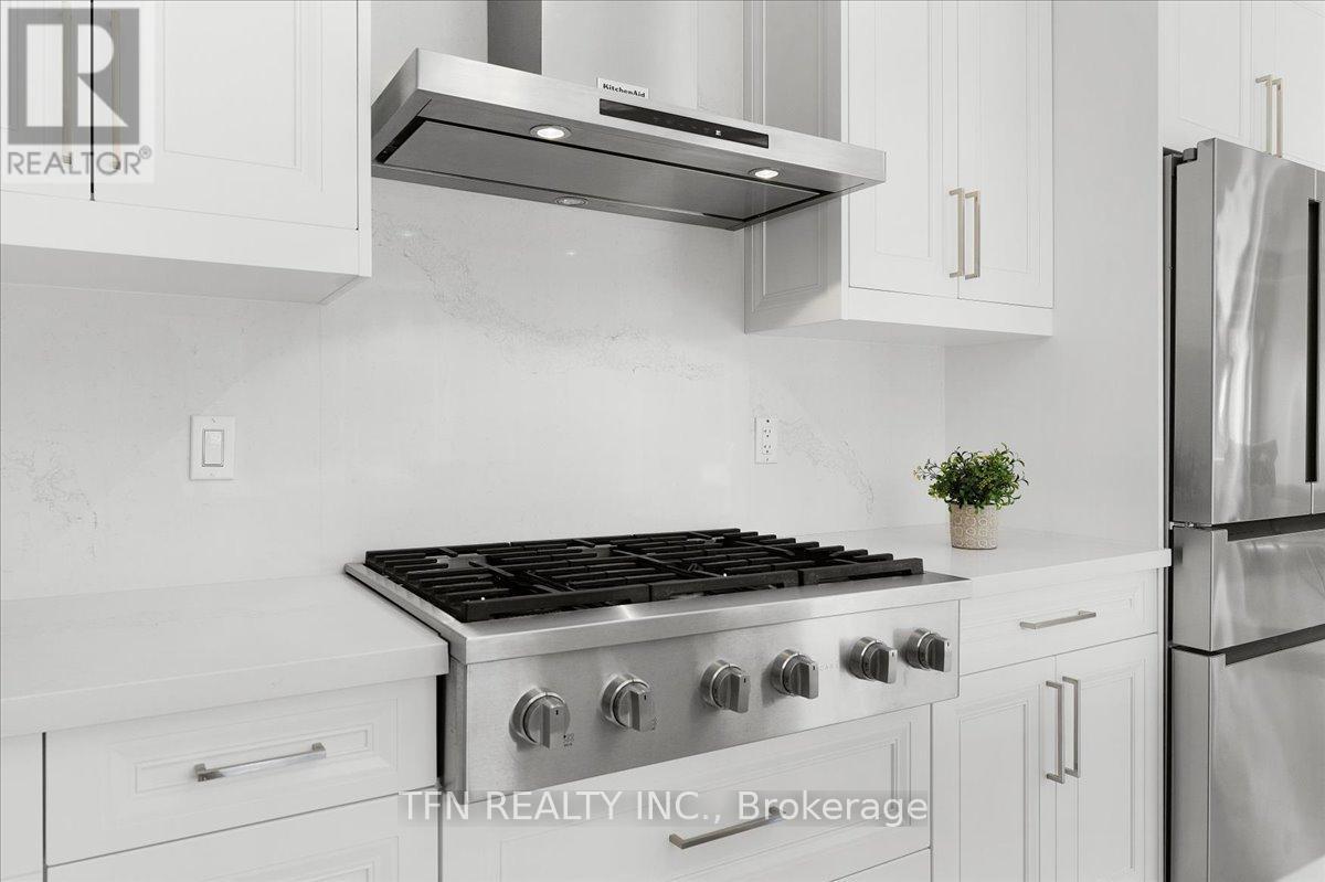 134 Granite Ridge Trail, Hamilton, ON - Indoor Photo Showing Kitchen With Upgraded Kitchen