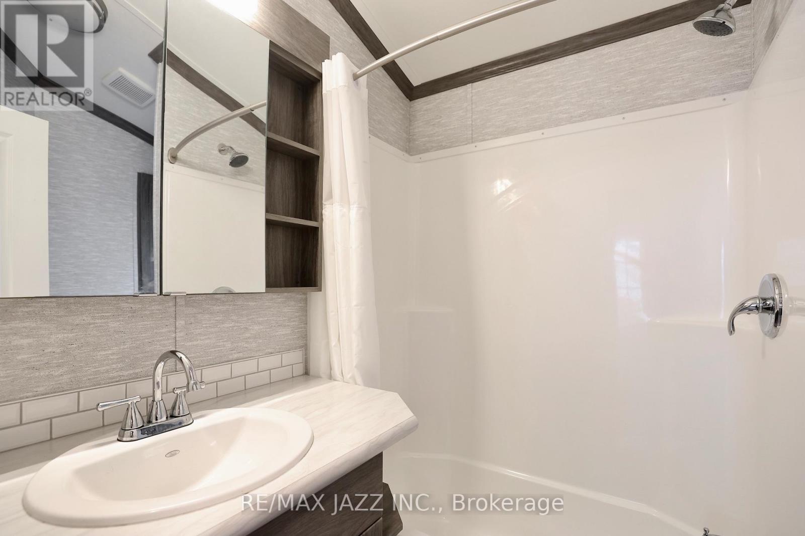 819 - 225 Platten Boulevard, Scugog, ON - Indoor Photo Showing Bathroom