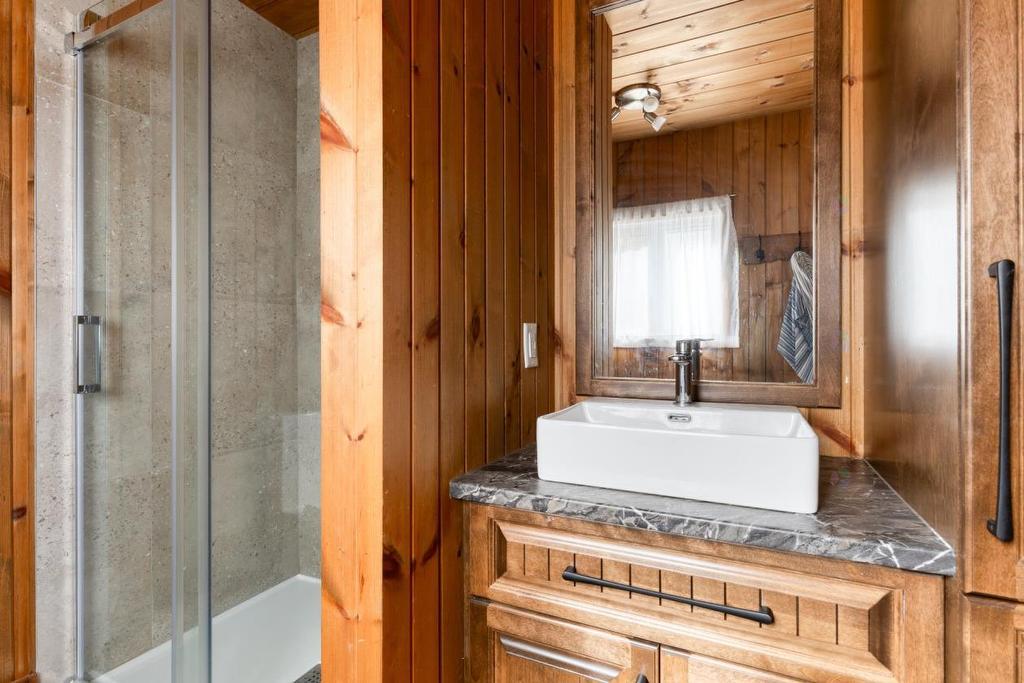 - 111 Ch. Vézina, Saint-Michel-Des-Saints, QC - Indoor Photo Showing Bathroom