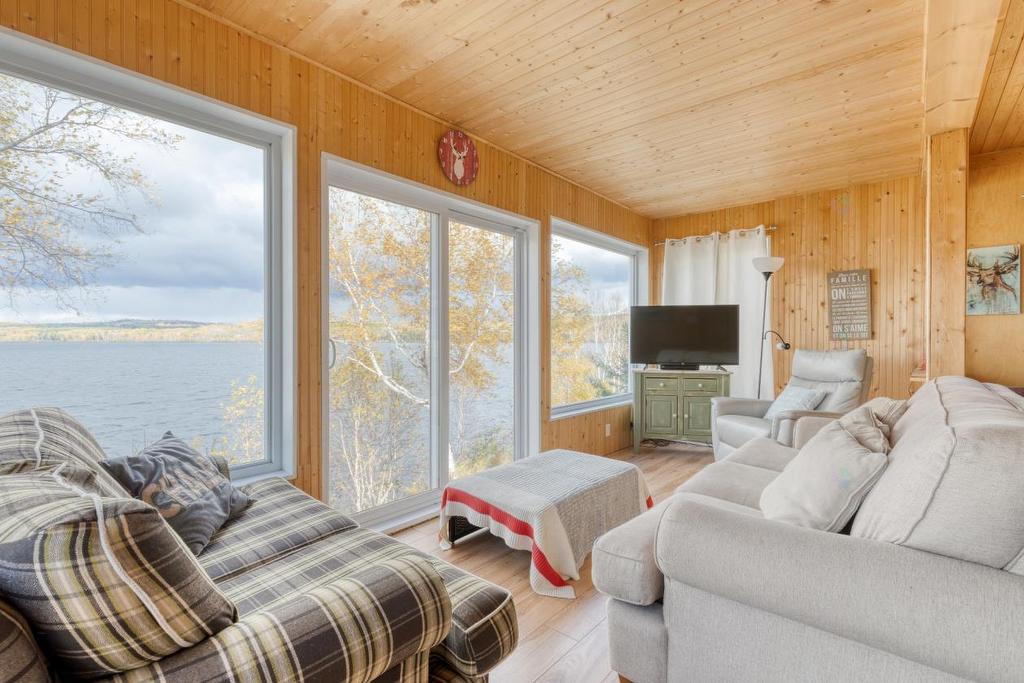 - 111 Ch. Vézina, Saint-Michel-Des-Saints, QC - Indoor Photo Showing Living Room