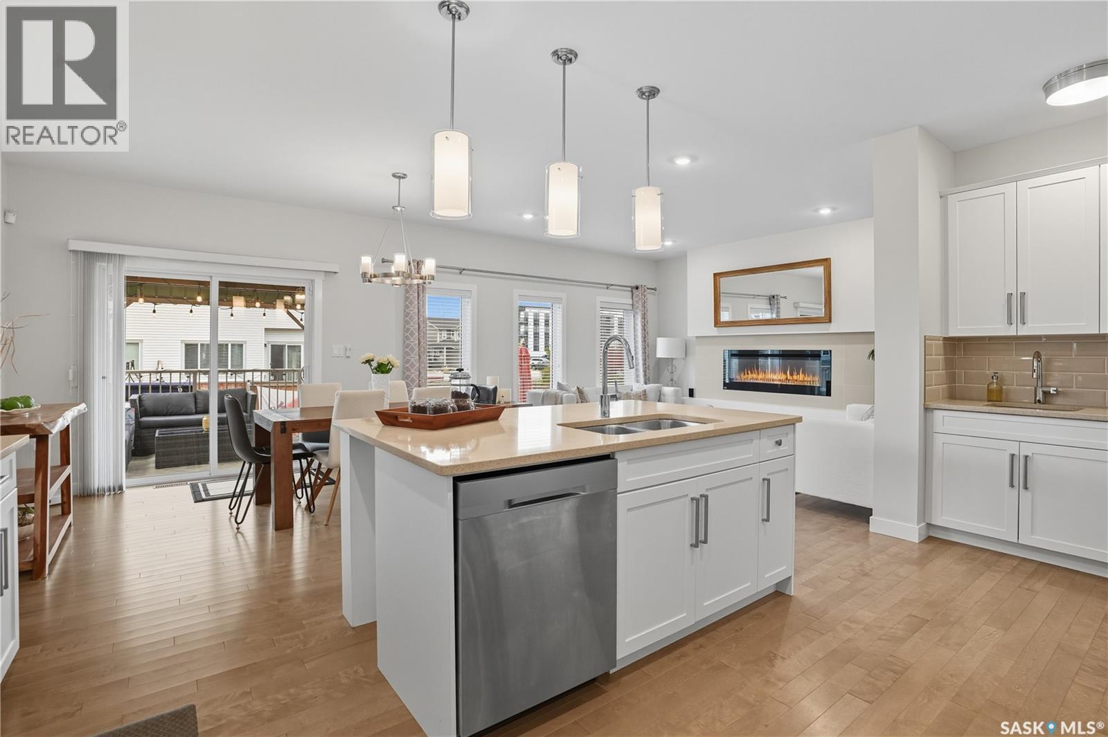 303 Dagnone Crescent, Saskatoon, SK - Indoor Photo Showing Kitchen With Double Sink With Upgraded Kitchen