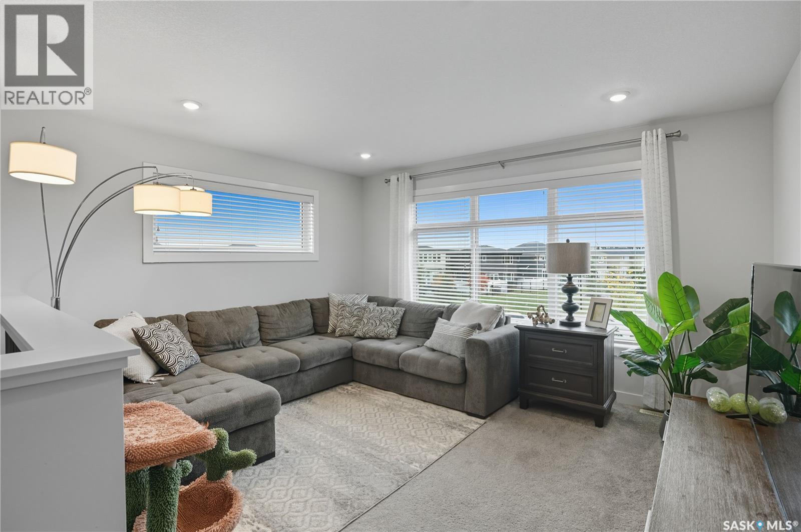 303 Dagnone Crescent, Saskatoon, SK - Indoor Photo Showing Living Room
