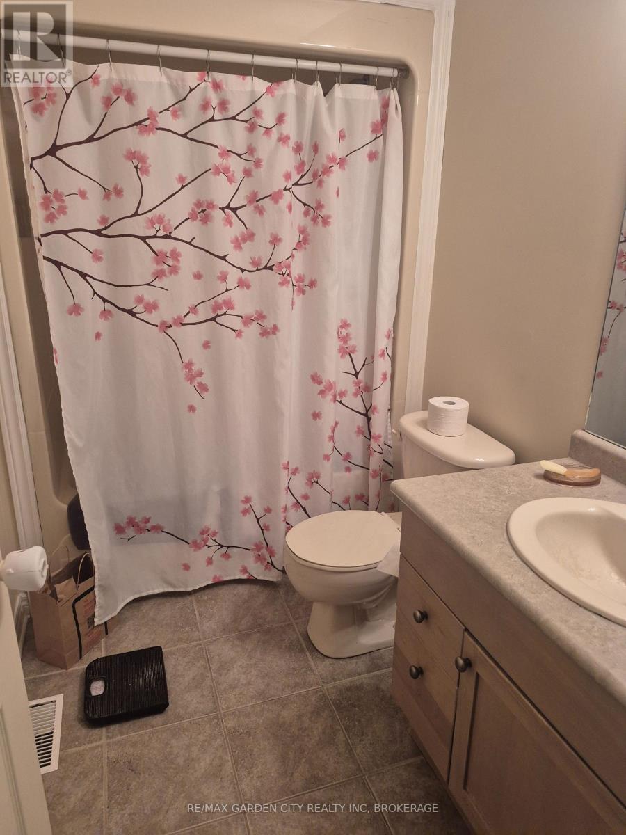 27 Natalie Court, Thorold (Confederation Heights), ON - Indoor Photo Showing Bathroom