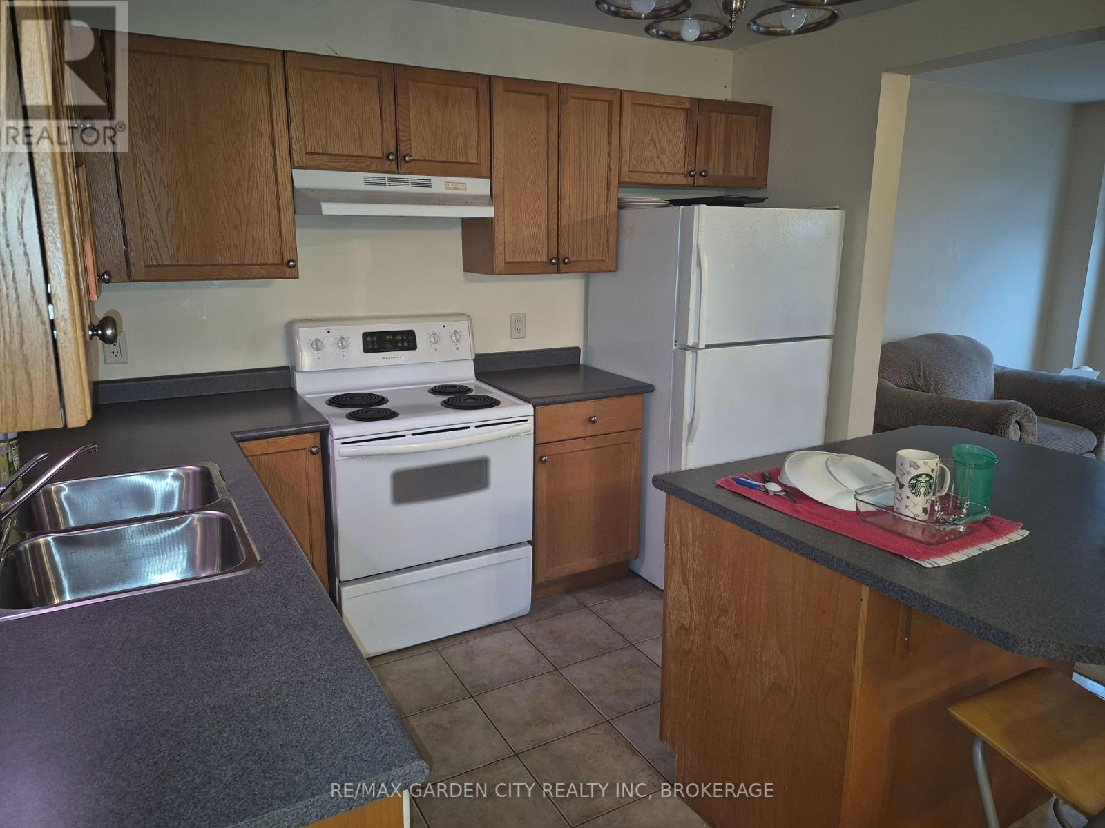27 Natalie Court, Thorold (Confederation Heights), ON - Indoor Photo Showing Kitchen With Double Sink