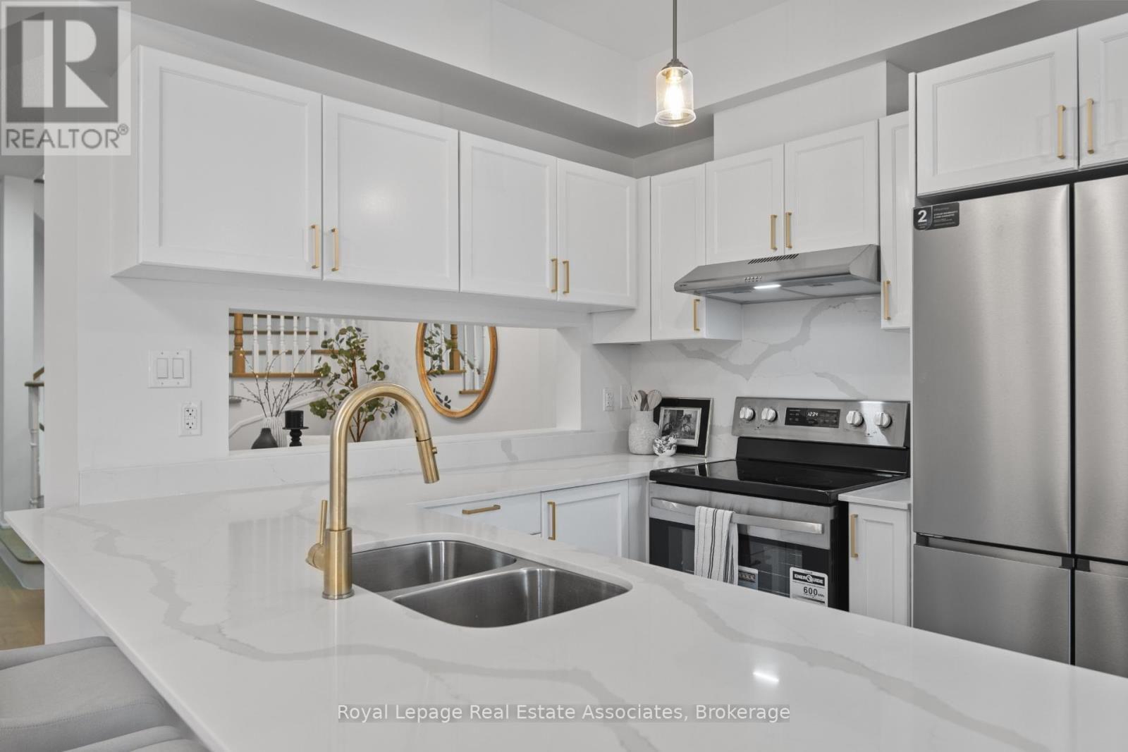 580 Courtney Valley Road, Mississauga, ON - Indoor Photo Showing Kitchen With Double Sink With Upgraded Kitchen