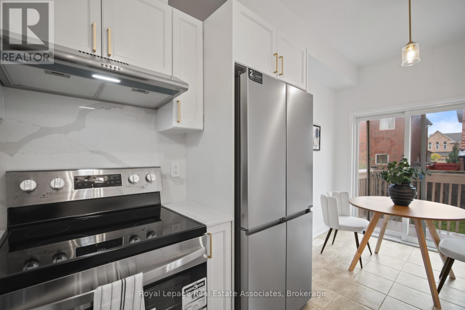 580 Courtney Valley Road, Mississauga, ON - Indoor Photo Showing Kitchen With Upgraded Kitchen