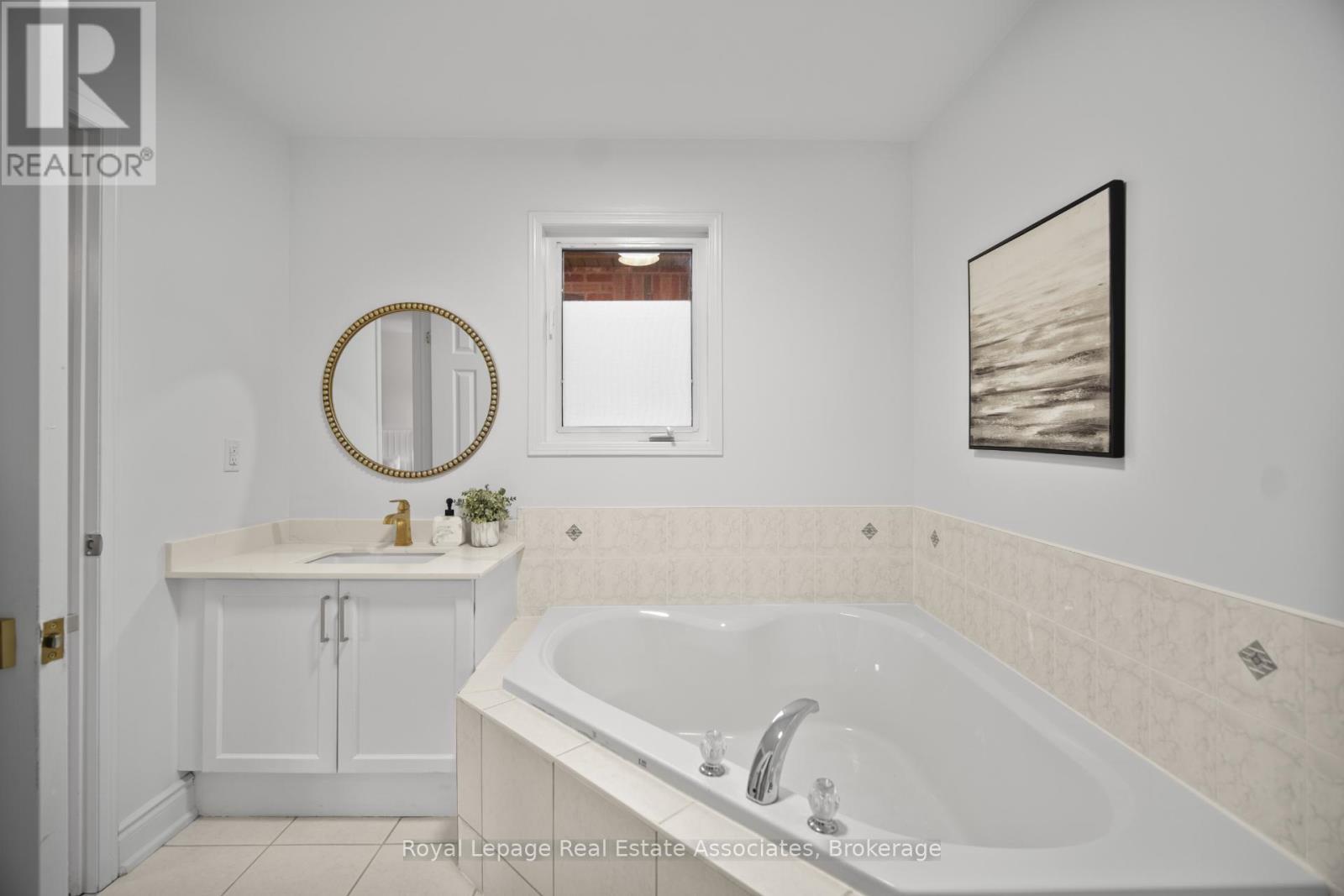 580 Courtney Valley Road, Mississauga, ON - Indoor Photo Showing Bathroom