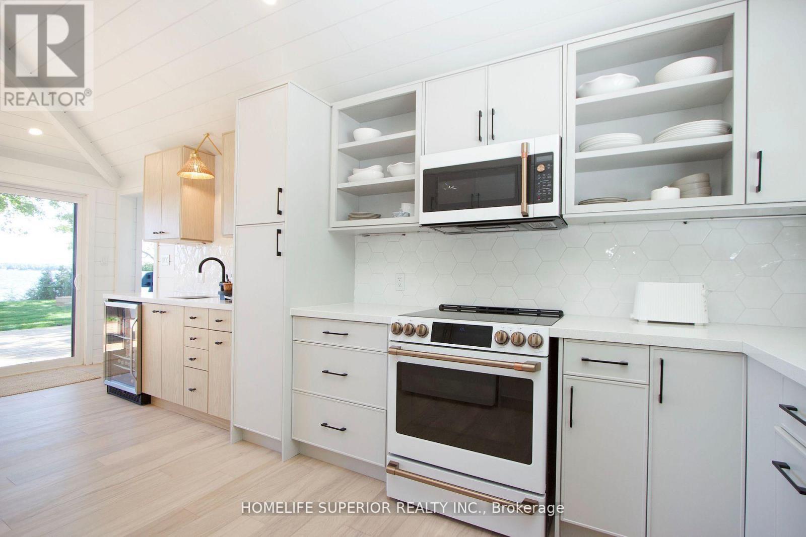 110 West Bay Boulevard, Kawartha Lakes (Bexley), ON - Indoor Photo Showing Kitchen With Upgraded Kitchen