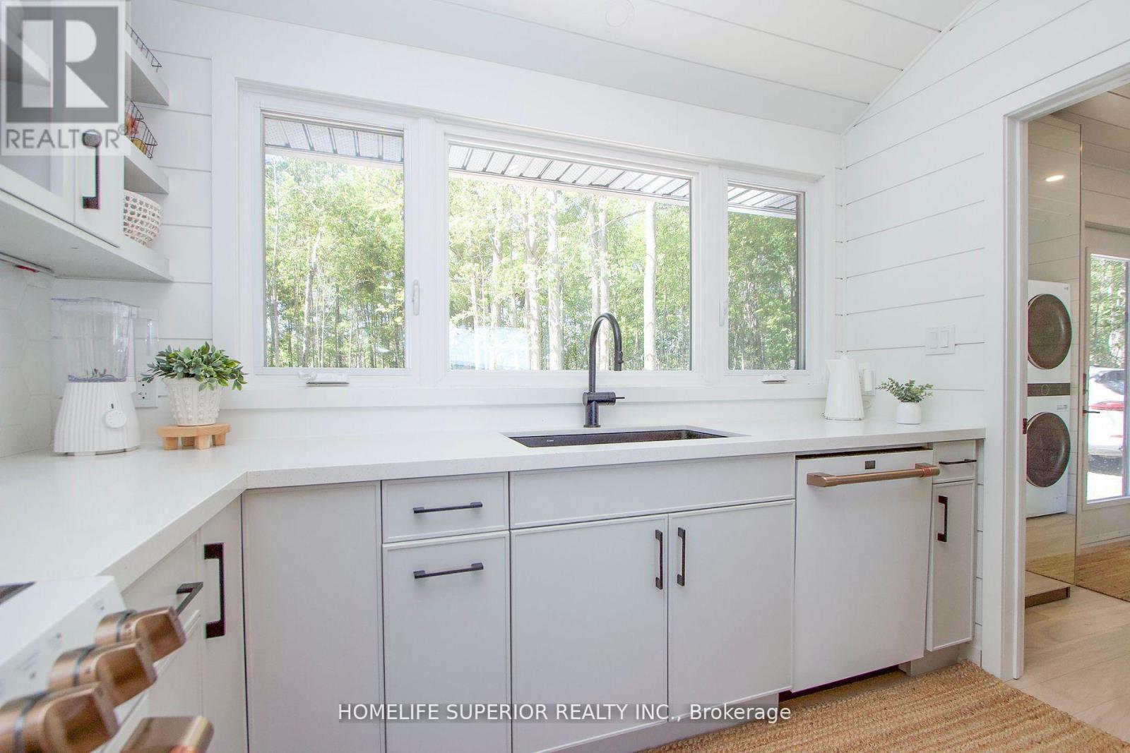110 West Bay Boulevard, Kawartha Lakes (Bexley), ON - Indoor Photo Showing Kitchen