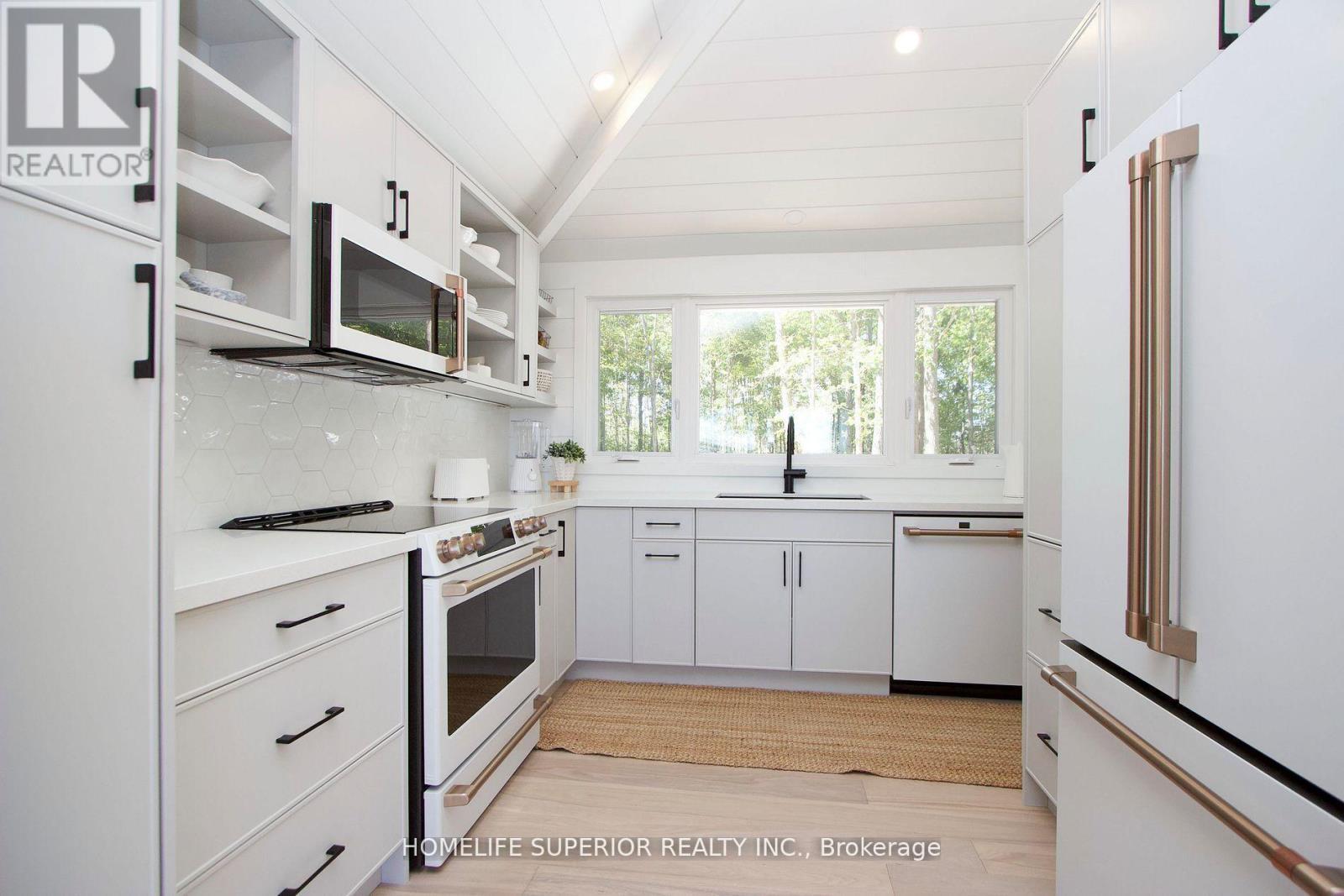 110 West Bay Boulevard, Kawartha Lakes (Bexley), ON - Indoor Photo Showing Kitchen With Upgraded Kitchen
