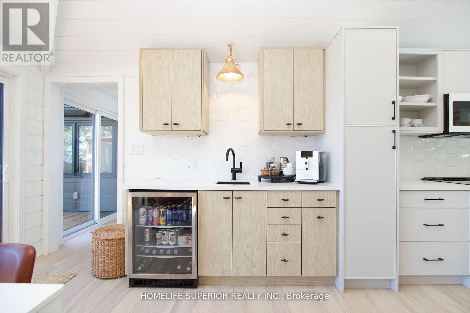 110 West Bay Boulevard, Kawartha Lakes (Bexley), ON - Indoor Photo Showing Kitchen