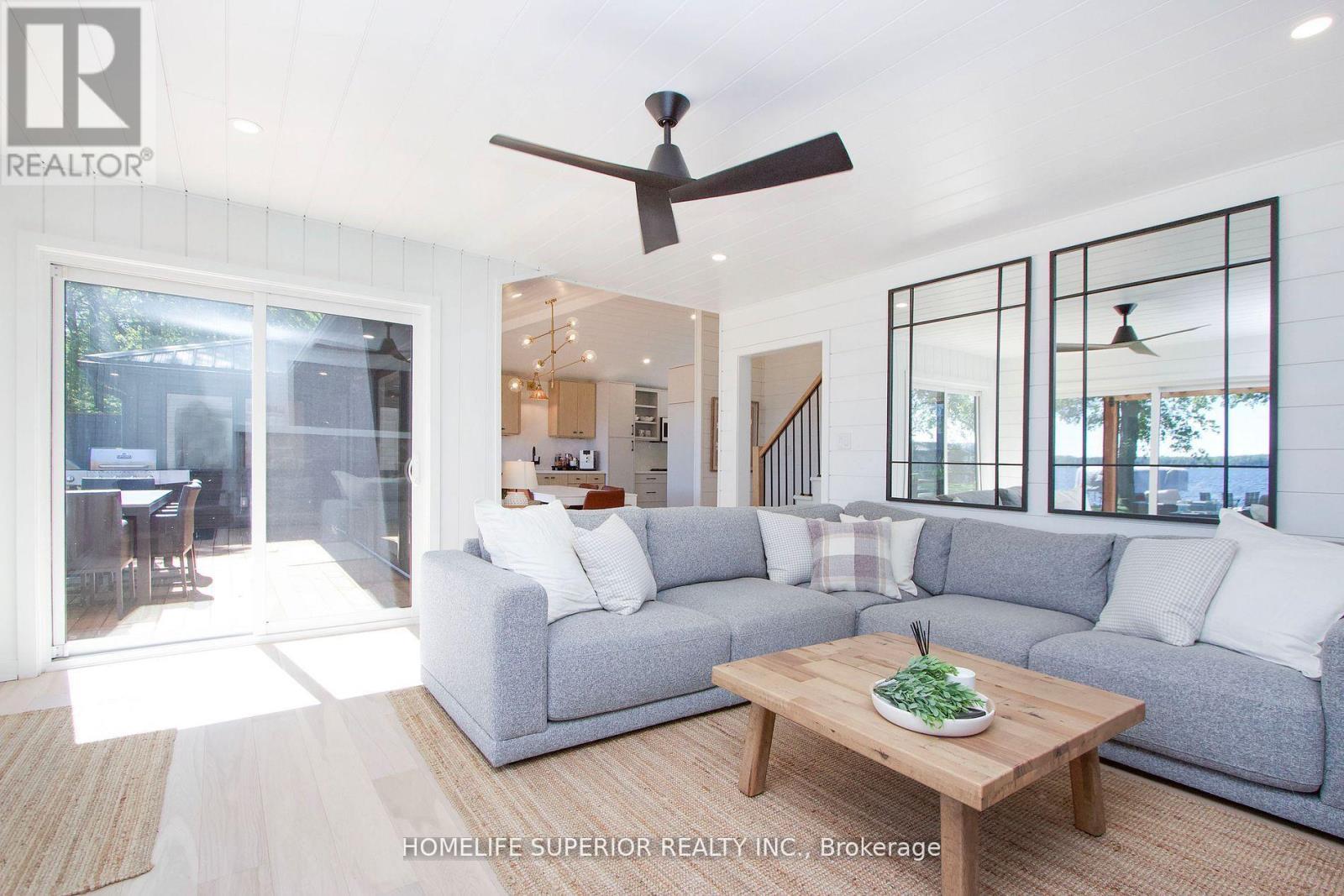 110 West Bay Boulevard, Kawartha Lakes (Bexley), ON - Indoor Photo Showing Living Room