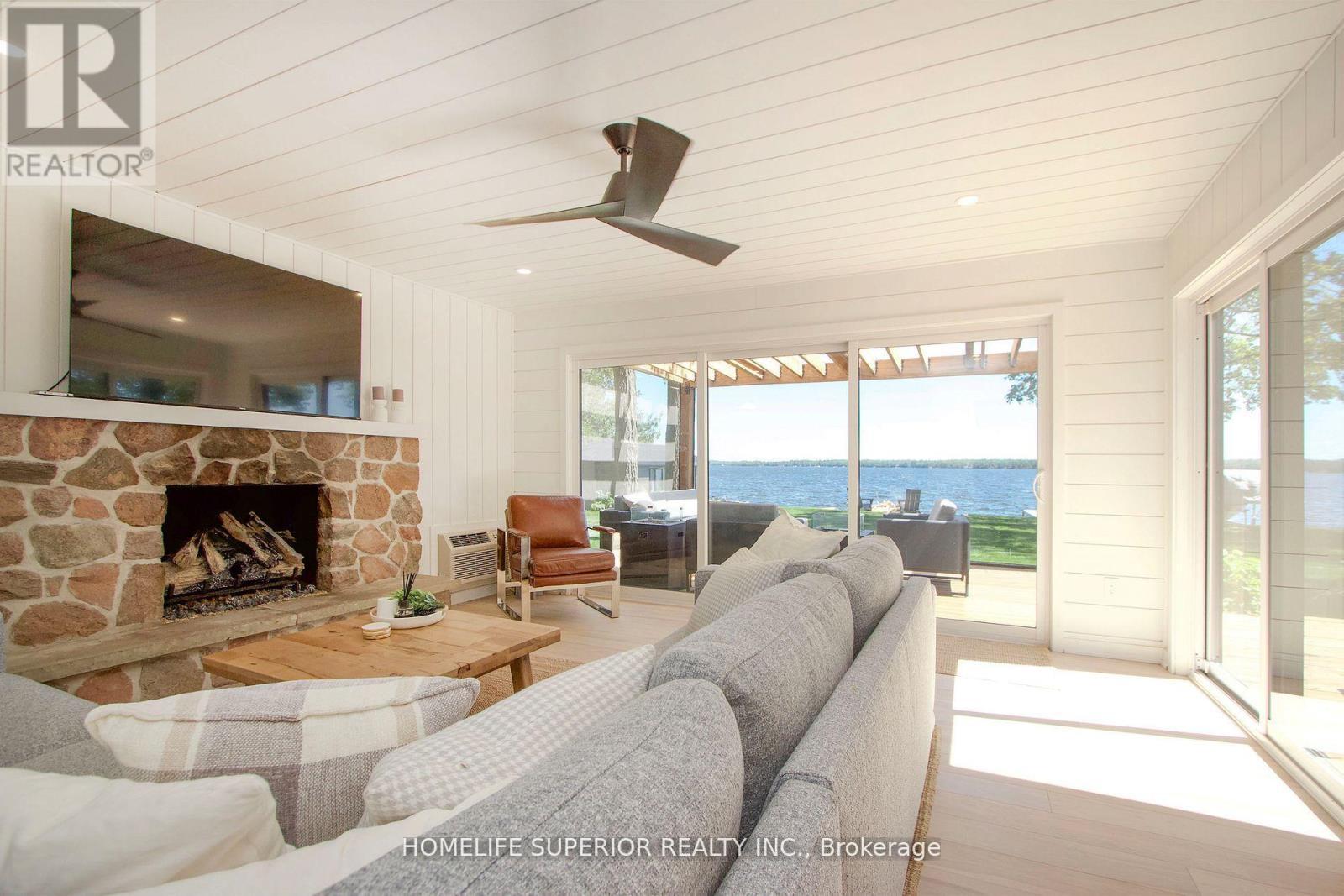 110 West Bay Boulevard, Kawartha Lakes (Bexley), ON - Indoor Photo Showing Living Room With Fireplace