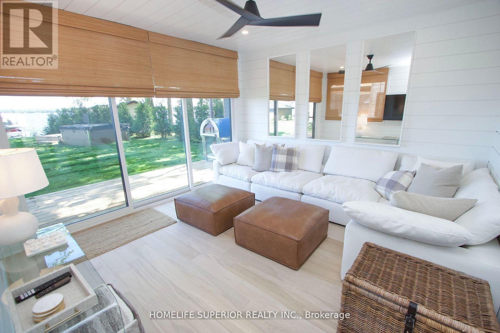 110 West Bay Boulevard, Kawartha Lakes (Bexley), ON - Indoor Photo Showing Living Room