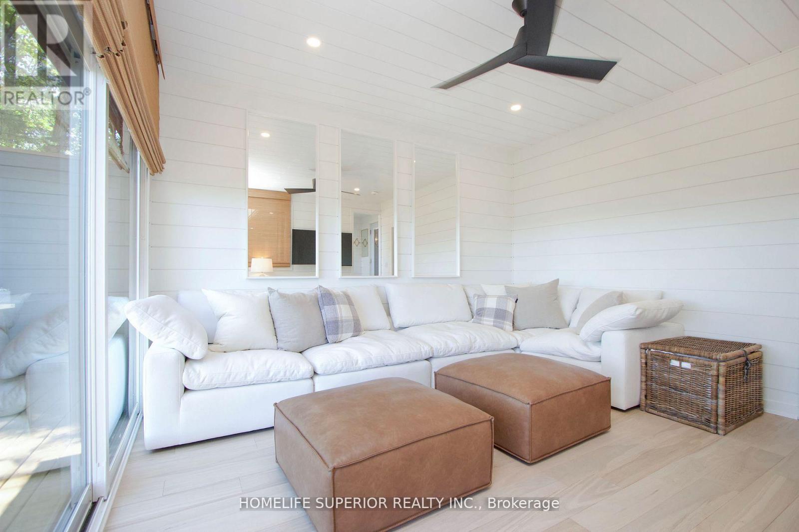 110 West Bay Boulevard, Kawartha Lakes (Bexley), ON - Indoor Photo Showing Living Room