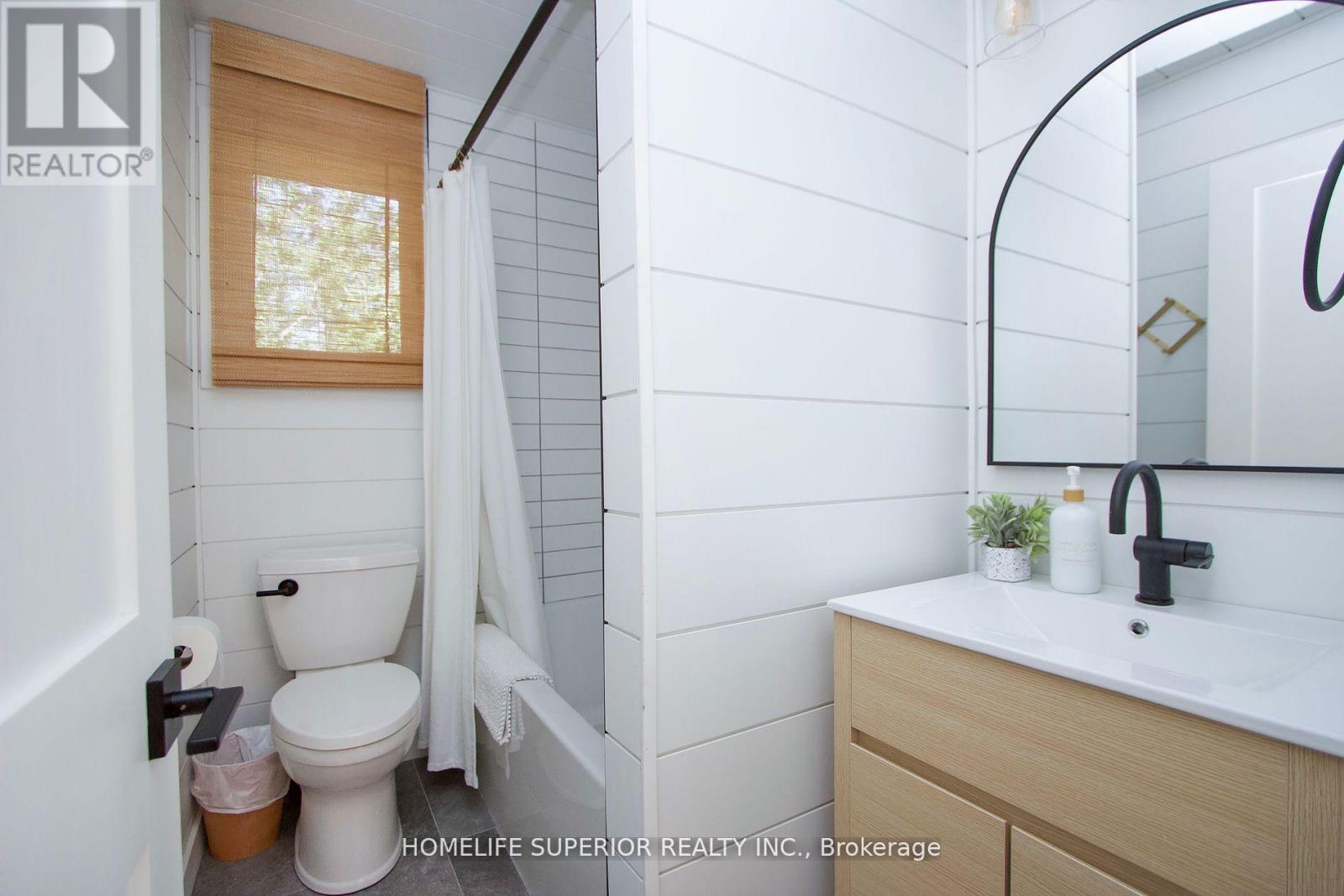 110 West Bay Boulevard, Kawartha Lakes (Bexley), ON - Indoor Photo Showing Bathroom