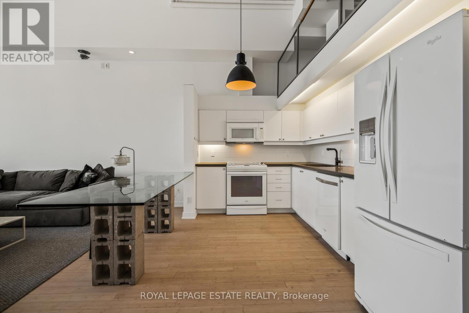 301 - 160 Baldwin Street, Toronto, ON - Indoor Photo Showing Kitchen