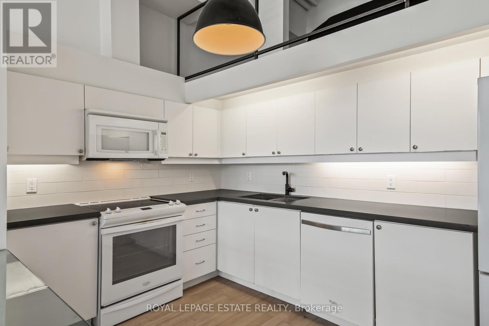 301 - 160 Baldwin Street, Toronto, ON - Indoor Photo Showing Kitchen