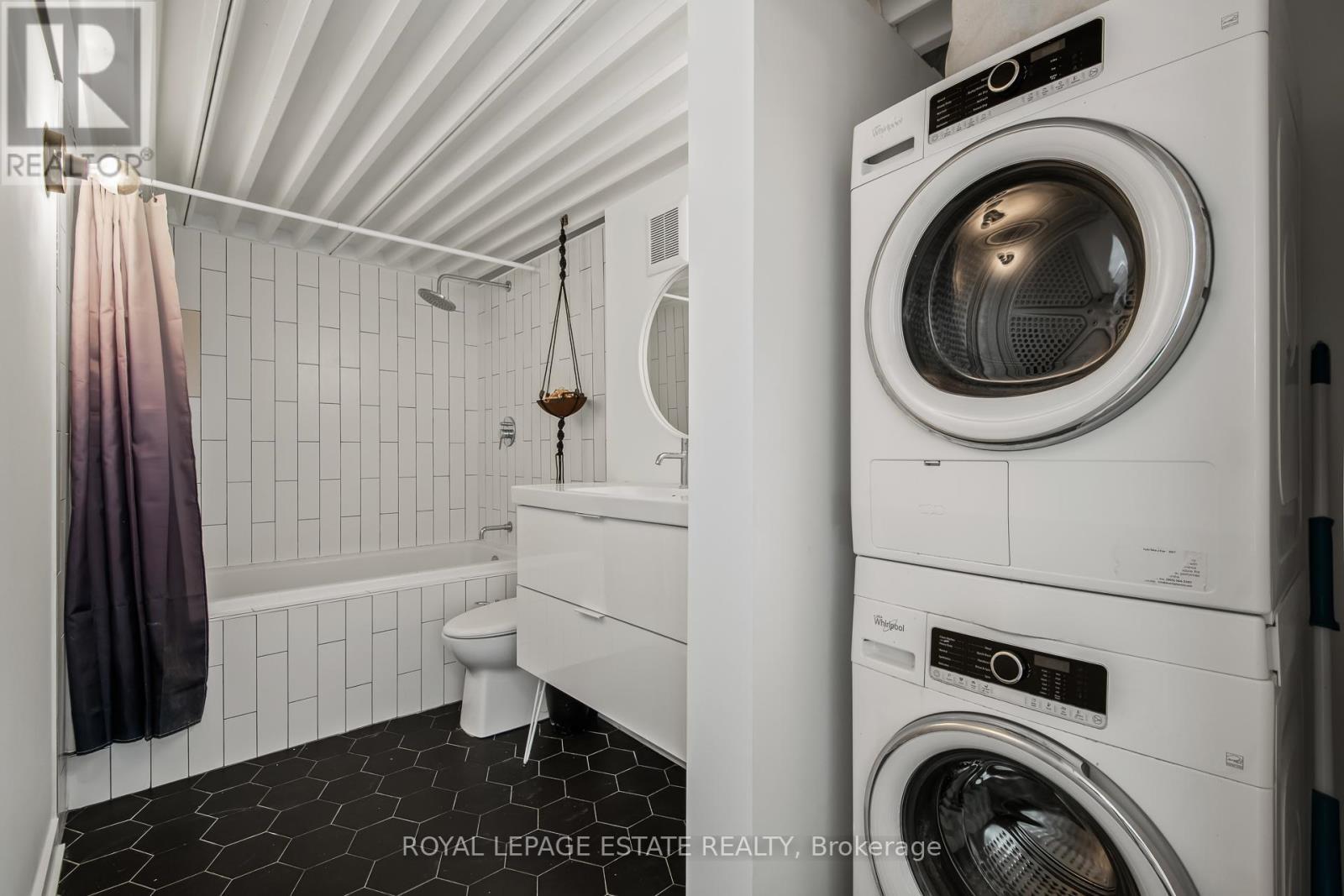 301 - 160 Baldwin Street, Toronto, ON - Indoor Photo Showing Laundry Room