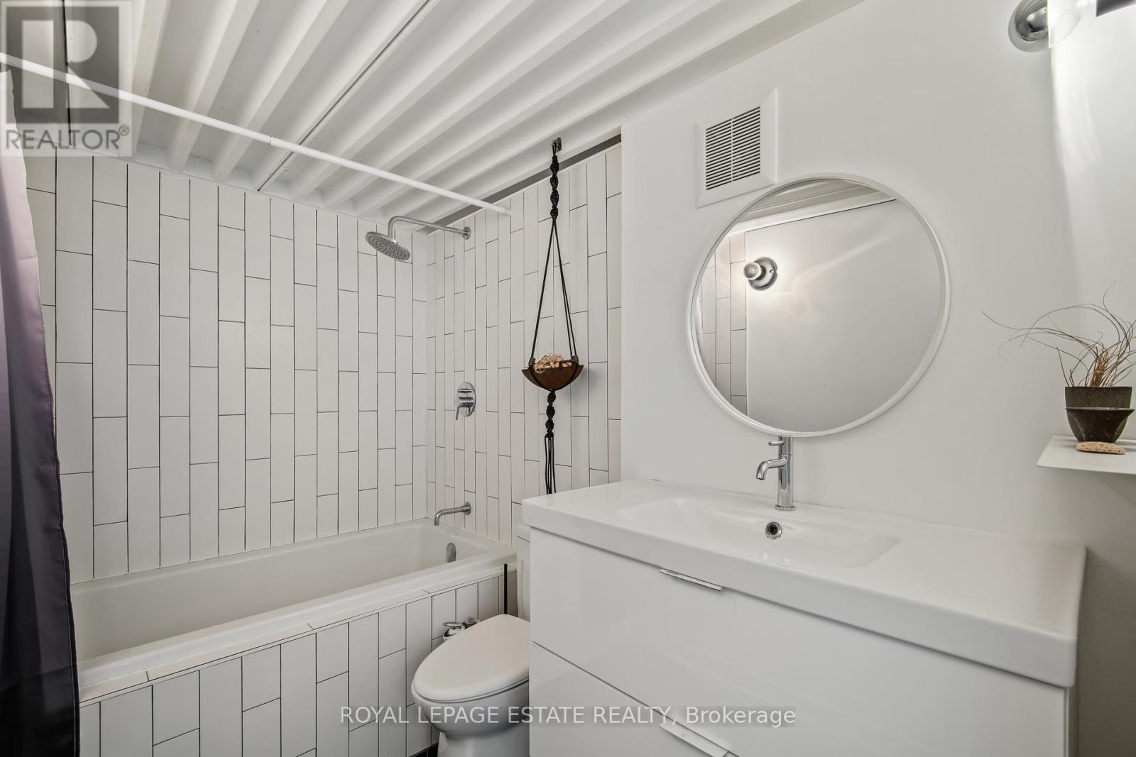 301 - 160 Baldwin Street, Toronto, ON - Indoor Photo Showing Bathroom