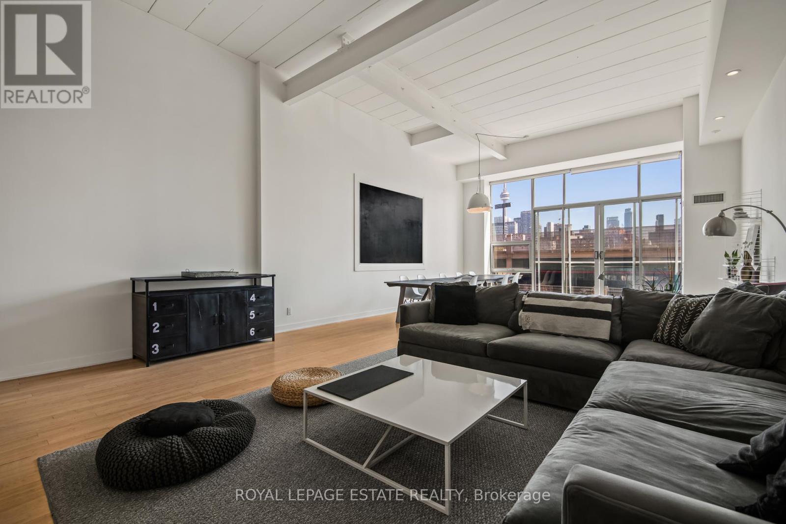 301 - 160 Baldwin Street, Toronto, ON - Indoor Photo Showing Living Room