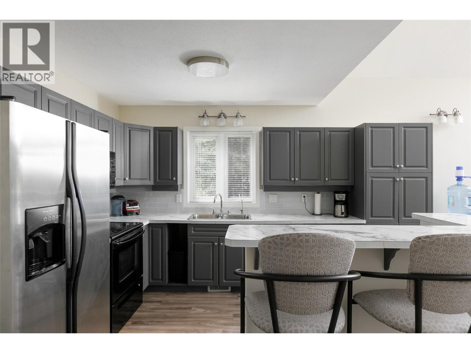 9315 Paradise Road, Kelowna, BC - Indoor Photo Showing Kitchen