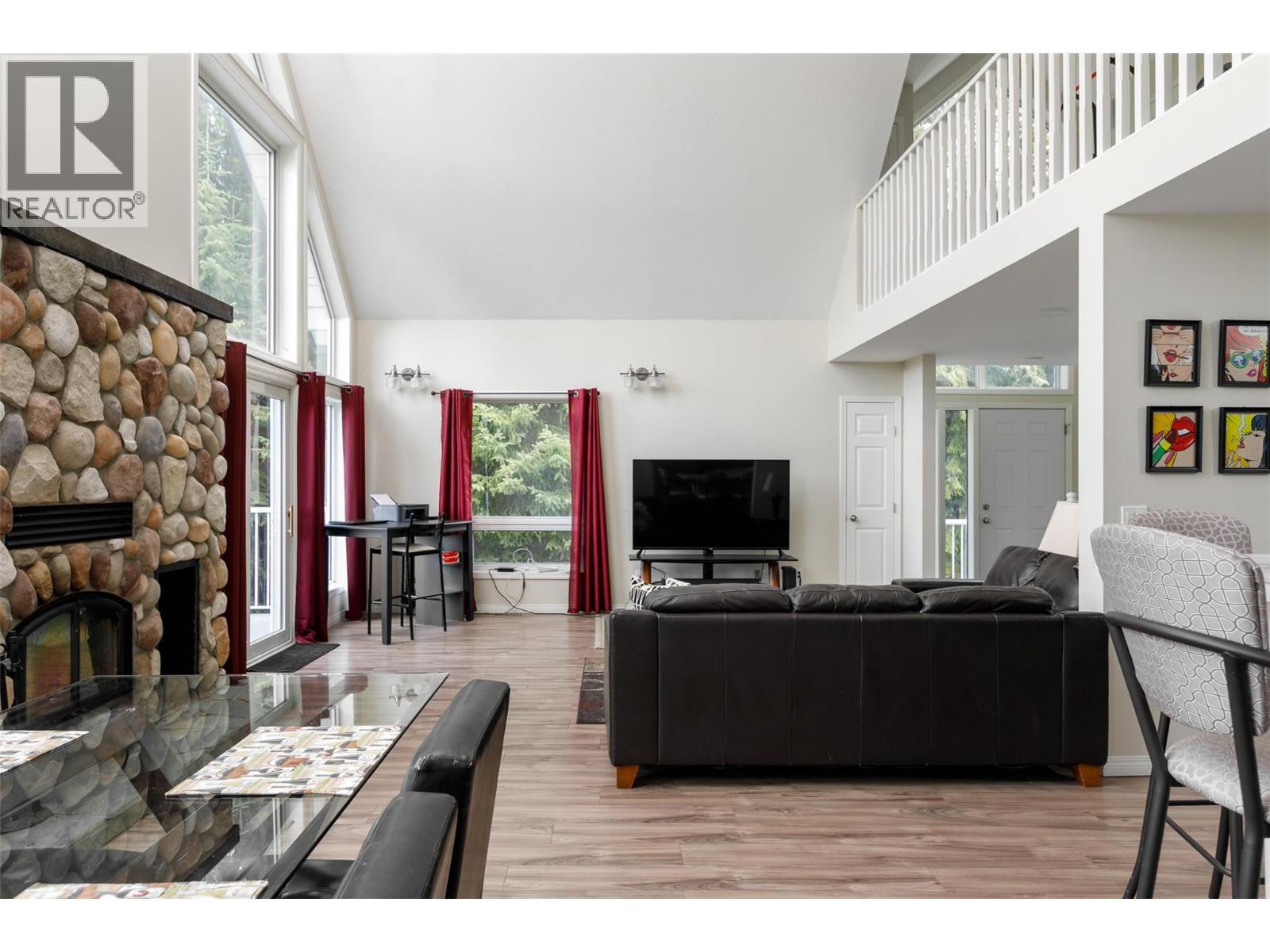 9315 Paradise Road, Kelowna, BC - Indoor Photo Showing Living Room With Fireplace