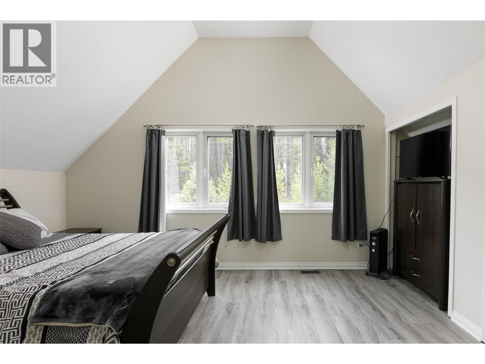 9315 Paradise Road, Kelowna, BC - Indoor Photo Showing Bedroom