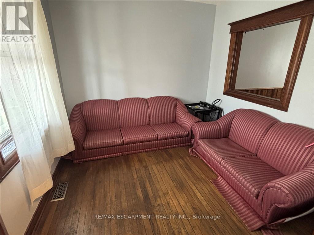 463 East Main Street, Welland, ON - Indoor Photo Showing Living Room