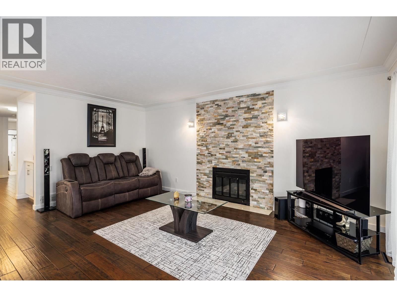 Updated feature wall - 3370 Casorso Road Unit# 31, Kelowna, BC - Indoor Photo Showing Living Room With Fireplace