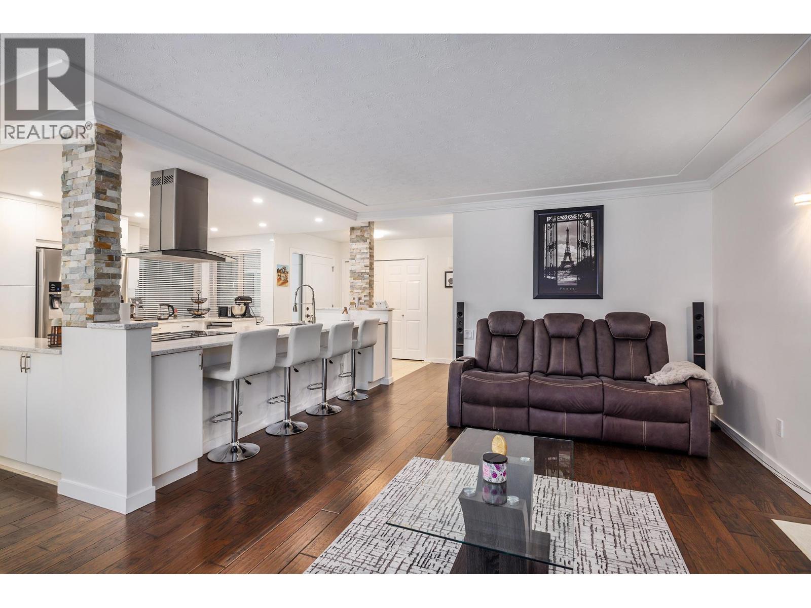 Open concept - 3370 Casorso Road Unit# 31, Kelowna, BC - Indoor Photo Showing Living Room