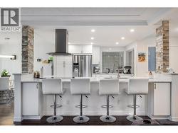 Spacious eating bar -