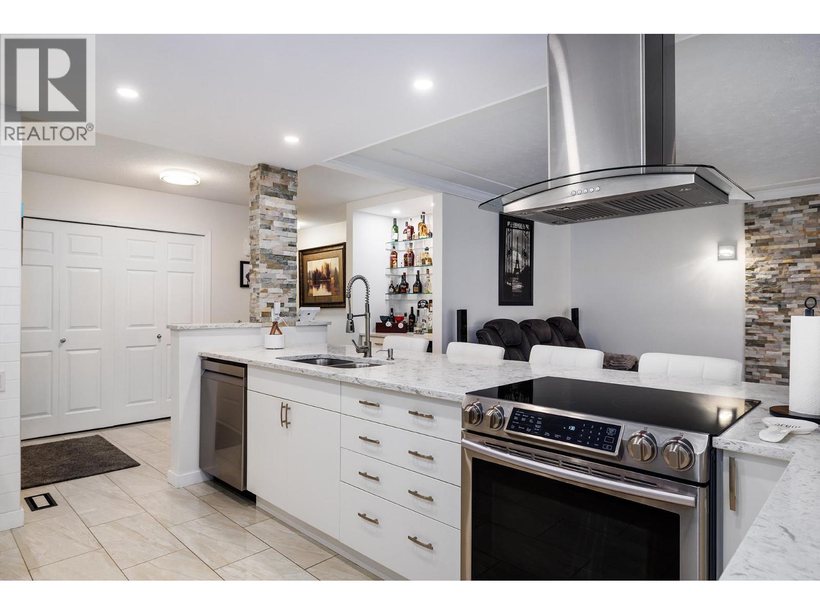 Smart tech appliances - 3370 Casorso Road Unit# 31, Kelowna, BC - Indoor Photo Showing Kitchen With Double Sink