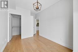 Bedroom / to walk in closet -