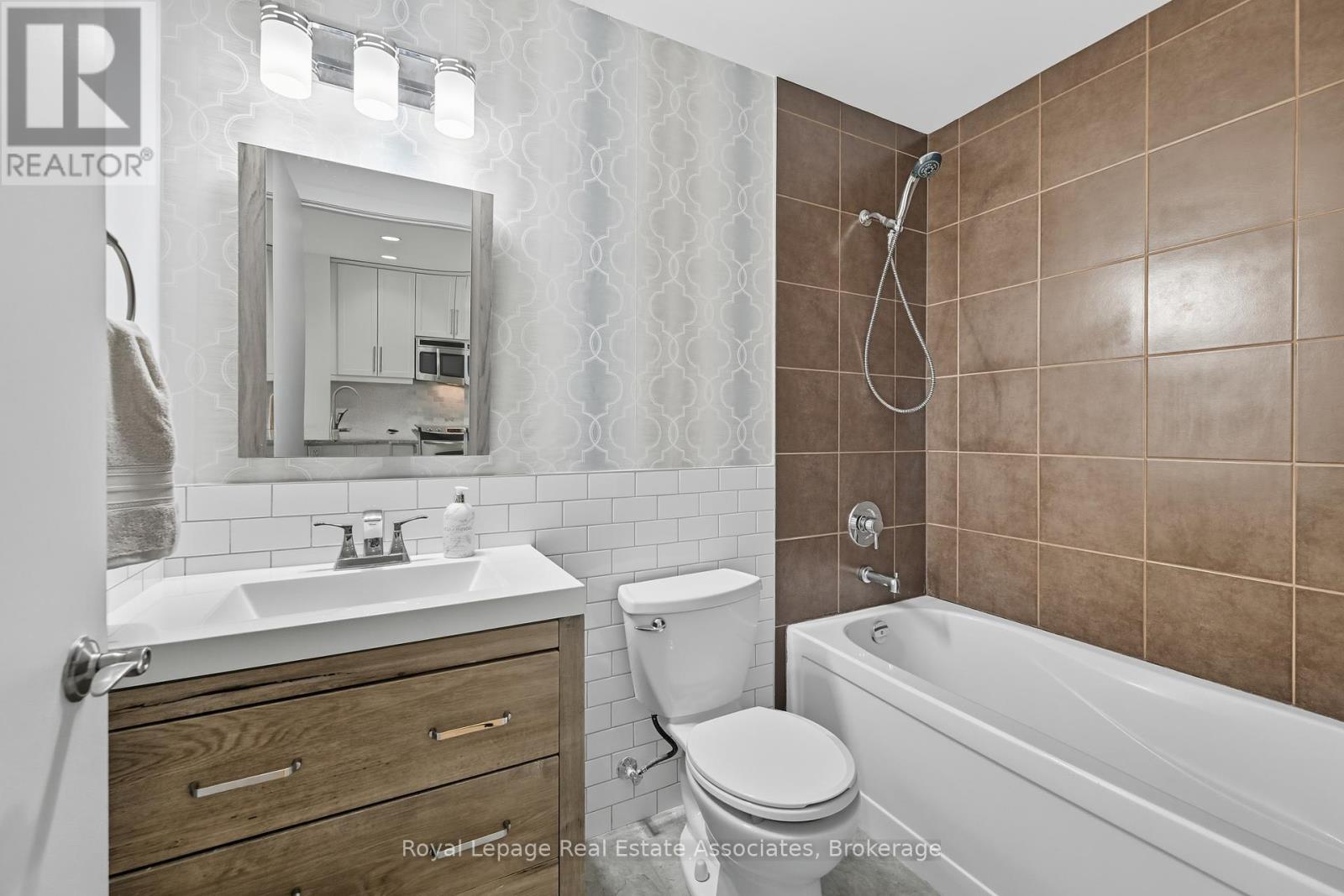 4 piece bath - 1407 - 551 Maple Avenue, Burlington, ON - Indoor Photo Showing Bathroom