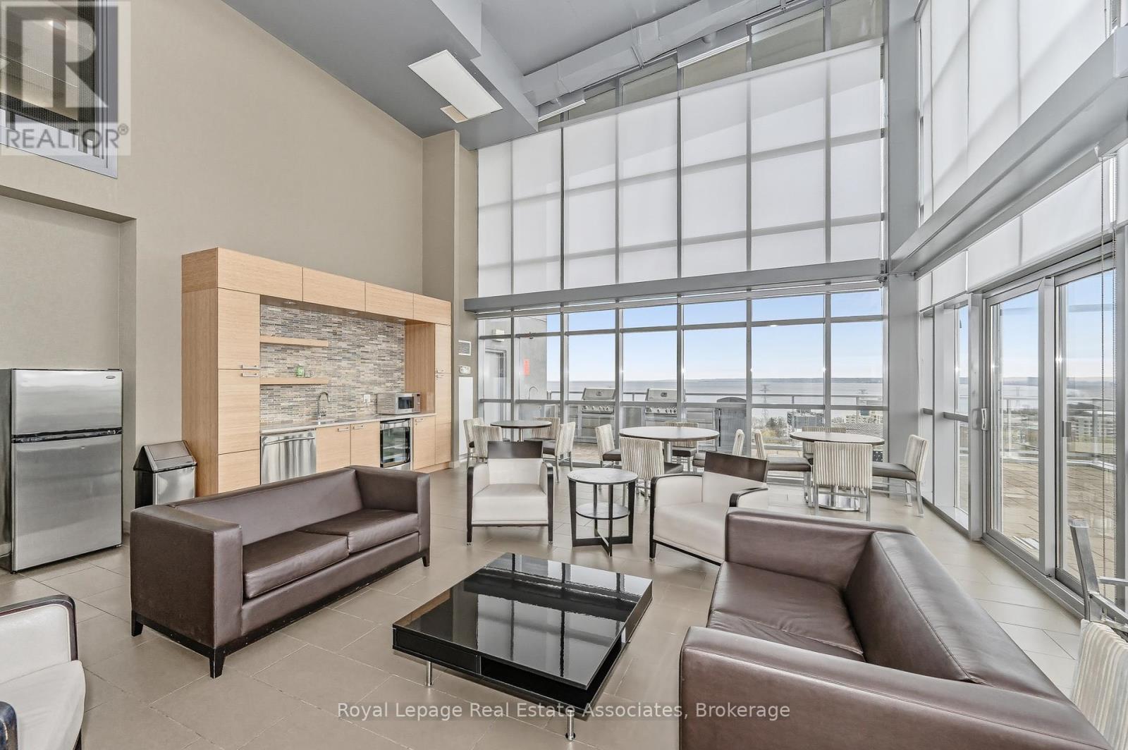 BBQ area & Indoor Kitchen - amenities - 1407 - 551 Maple Avenue, Burlington, ON - Indoor